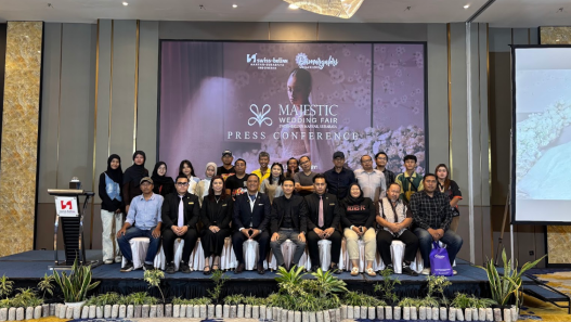 Peserta dan panitia konferensi pers Majestic Wedding Fair di Swiss-Belinn Manyar Surabaya