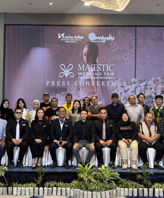 Peserta dan panitia konferensi pers Majestic Wedding Fair di Swiss-Belinn Manyar Surabaya