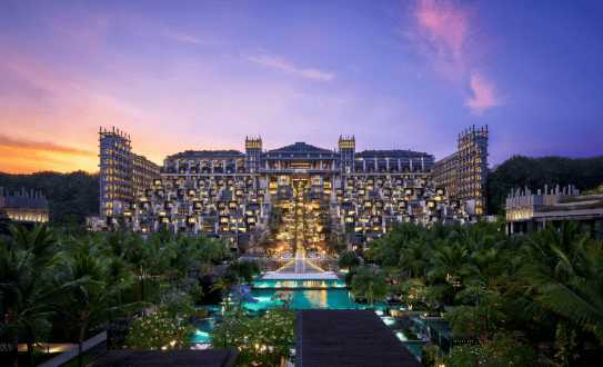 The Apurva Kempinski Bali di Nusa Dua, Bali, dengan arsitektur mewah dan pemandangan resor