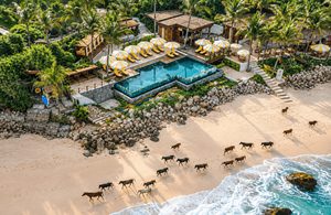 Vila NIHI Sumba dengan kolam renang dan arsitektur tradisional di tengah alam