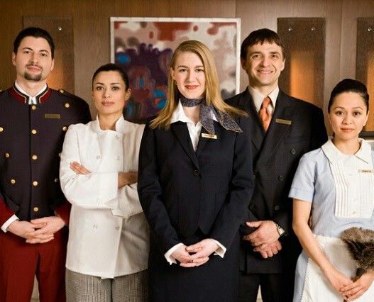 Staff Hotel dengan berbagai departemen