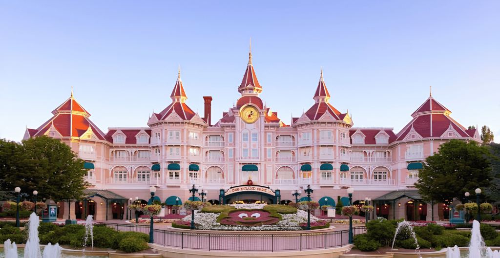 Eksterior Disneyland Hotel Paris dengan arsitektur klasik bergaya Victoria