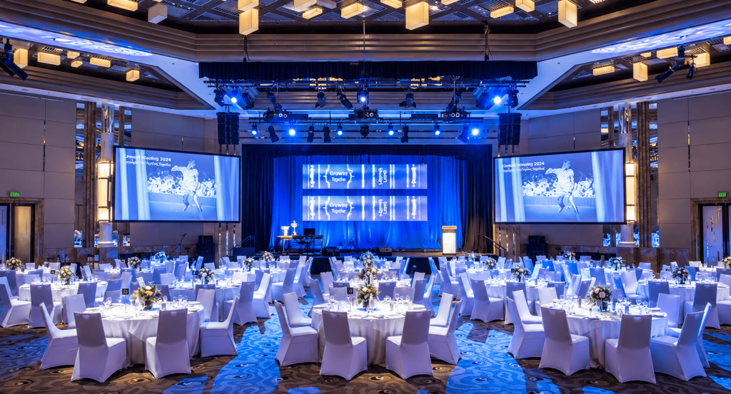 Banquet layout dengan meja bundar untuk jamuan makan di ballroom hotel