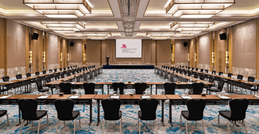Meeting room hotel dengan proyektor dan tata kursi U-shape untuk rapat bisnis