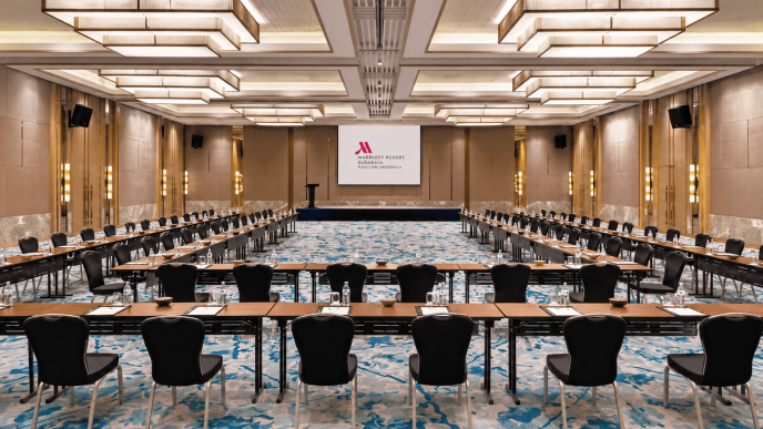 Meeting room hotel dengan proyektor dan tata kursi U-shape untuk rapat bisnis
