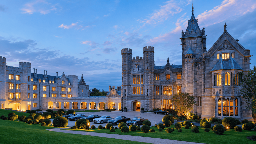 Adare Manor di Irlandia dengan arsitektur kastil bergaya Gothic, taman hijau, dan suasana senja