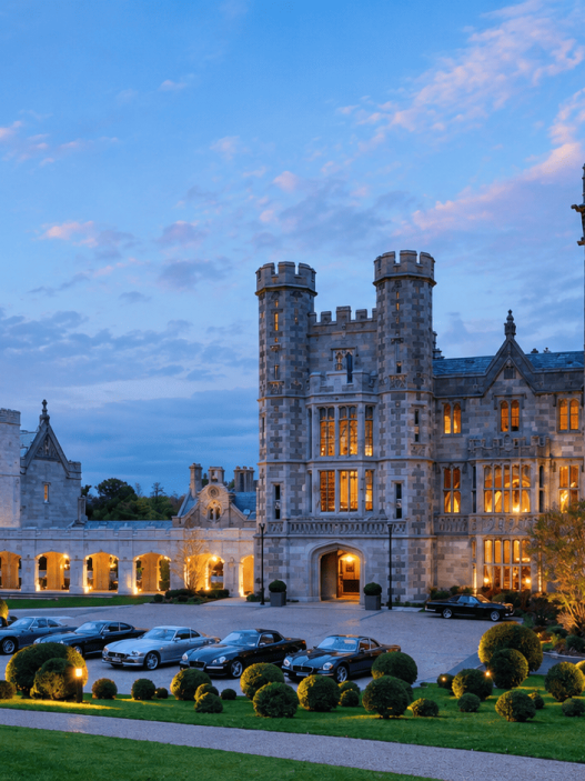 Adare Manor di Irlandia dengan arsitektur kastil bergaya Gothic, taman hijau, dan suasana senja