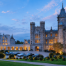 Adare Manor di Irlandia dengan arsitektur kastil bergaya Gothic, taman hijau, dan suasana senja