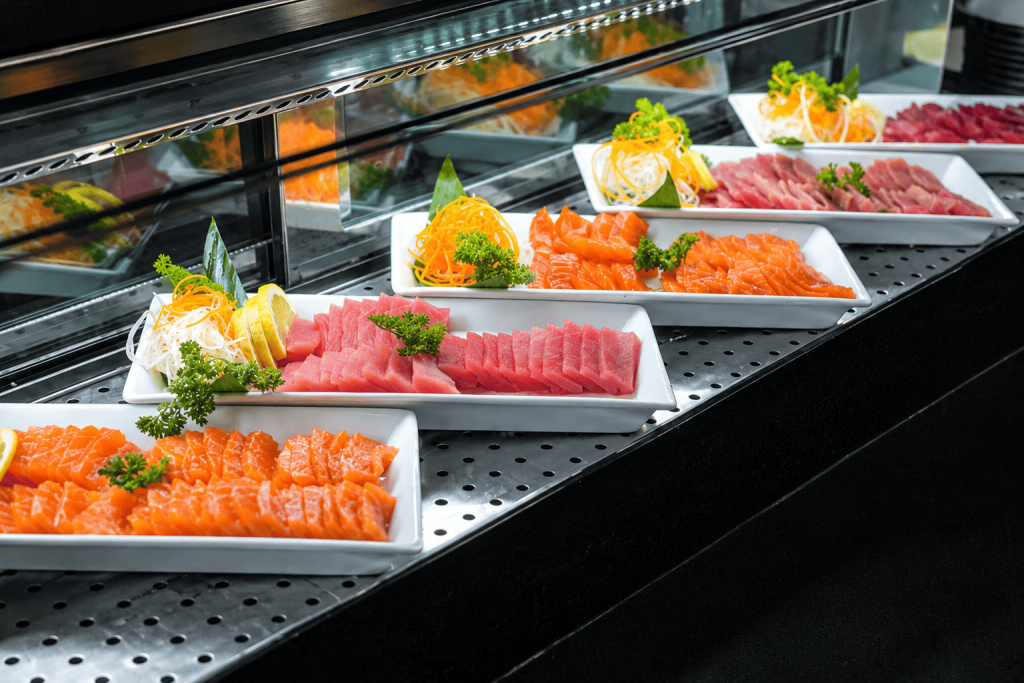 Sajian sashimi dan salmon dalam buffet Jepang Bangkok Street Tokyo Treats di Makan Kitchen Surabaya