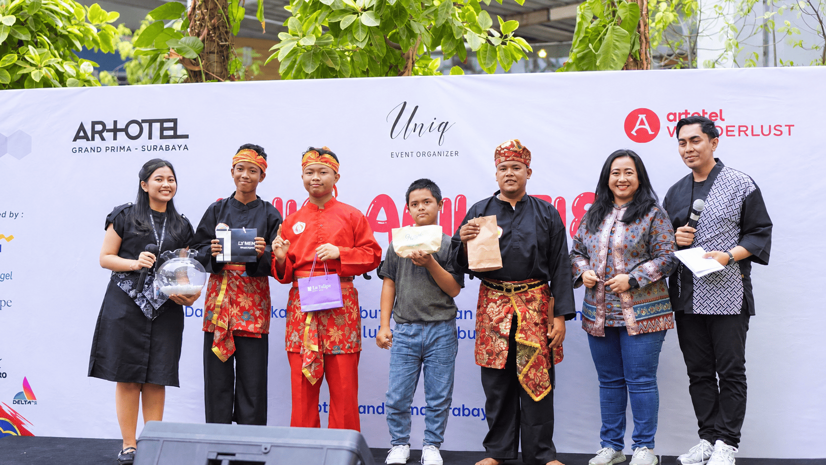Peserta dan perwakilan acara Uniq Abilities – Kreativitas Tanpa Batas berfoto bersama di panggung ARTOTEL Grand Prima Surabaya.