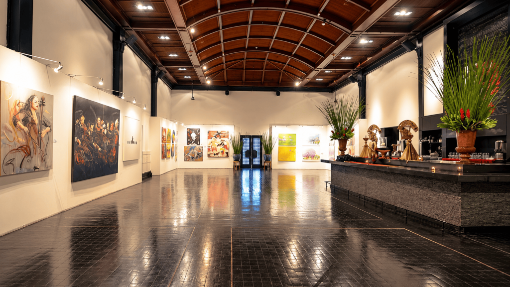 Interior Tugu Kunstkring Paleis dengan dekorasi artistik dan nuansa historis