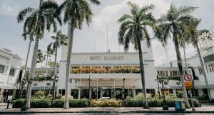 Hotel Majapahit menyimpan jejak sejarah Indonesia sekaligus mempertahankan arsitektur klasik yang menjadi ciri khasnya.