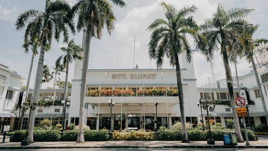 Hotel Majapahit menyimpan jejak sejarah Indonesia sekaligus mempertahankan arsitektur klasik yang menjadi ciri khasnya.