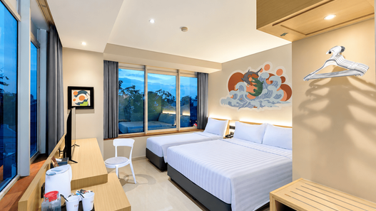 Interior Family Room fave hotel MEX Tunjungan Surabaya dengan satu Queen Bed, satu Twin Bed, serta fasilitas kamar bernuansa modern.