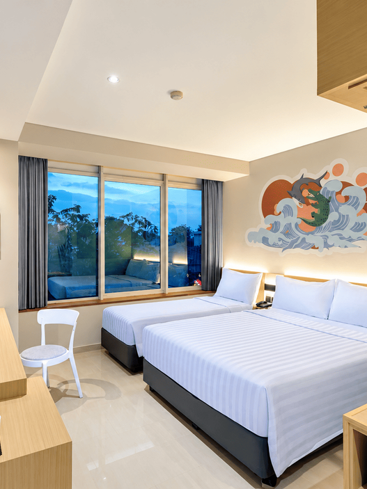 Interior Family Room fave hotel MEX Tunjungan Surabaya dengan satu Queen Bed, satu Twin Bed, serta fasilitas kamar bernuansa modern.