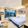 Interior Family Room fave hotel MEX Tunjungan Surabaya dengan satu Queen Bed, satu Twin Bed, serta fasilitas kamar bernuansa modern.