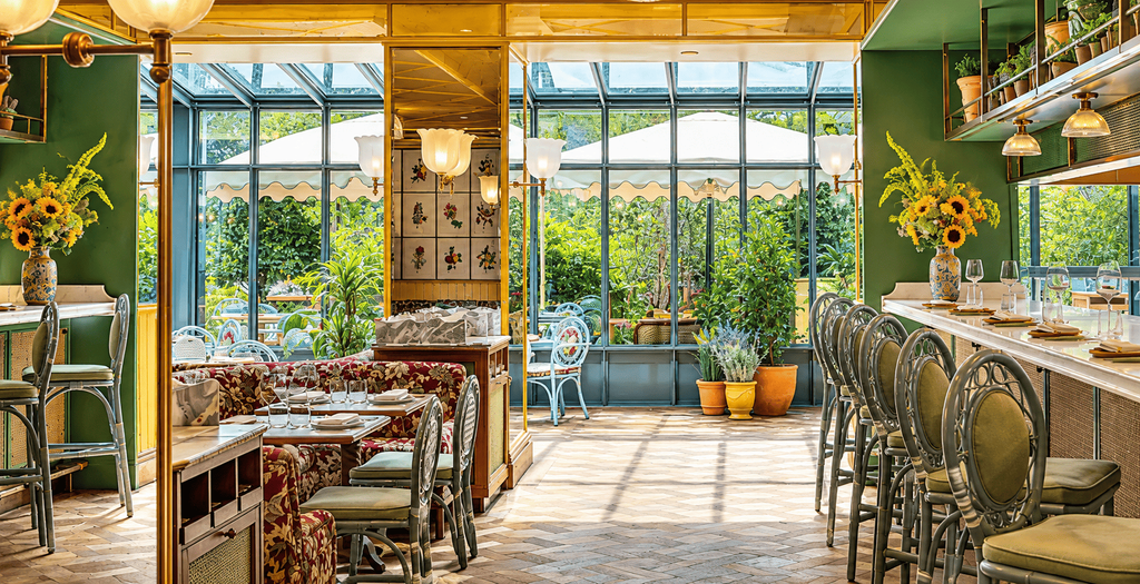 Interior La Fantaisie Paris dengan desain hijau elegan dan nuansa taman.