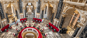 Kafe-restoran Café-Restaurant im Kunsthistorischen Museum Wien yang berlokasi di Museum Sejarah Seni, Wina, Austria, dengan interior megah bergaya klasik dan dekorasi berornamen elegan.