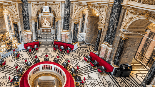 Kafe-restoran Café-Restaurant im Kunsthistorischen Museum Wien yang berlokasi di Museum Sejarah Seni, Wina, Austria, dengan interior megah bergaya klasik dan dekorasi berornamen elegan.