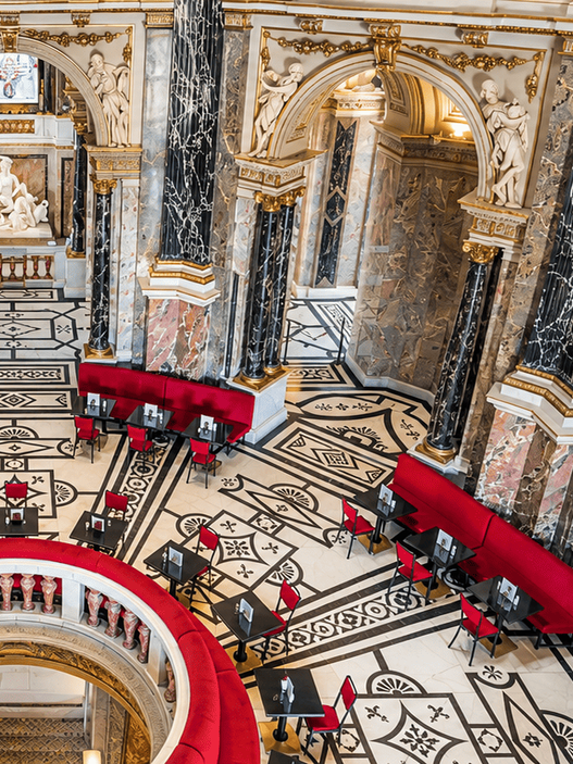 Kafe-restoran Café-Restaurant im Kunsthistorischen Museum Wien yang berlokasi di Museum Sejarah Seni, Wina, Austria, dengan interior megah bergaya klasik dan dekorasi berornamen elegan.