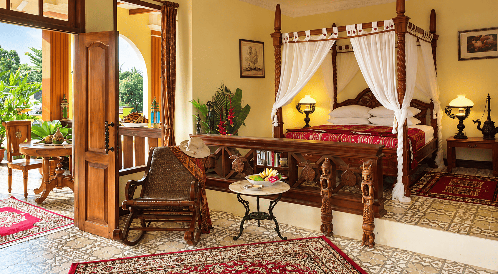 Interior kamar Cilu Bintang Estate dengan tempat tidur kanopi, furnitur kayu klasik, dan dekorasi elegan.