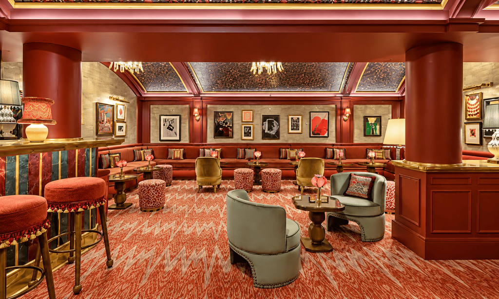 Interior lounge mewah Le Grand Mazarin dengan desain elegan dan klasik.