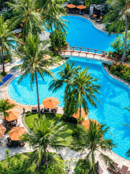 Shangri-La Jakarta — kolam renang tropis dengan area hijau dan pohon palem