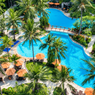 Shangri-La Jakarta — kolam renang tropis dengan area hijau dan pohon palem