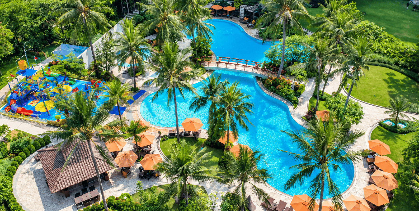 Shangri-La Jakarta — kolam renang tropis dengan area hijau dan pohon palem