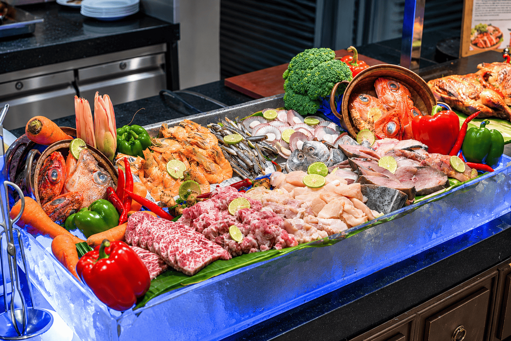 Buffet seafood dan aneka bahan segar Bangkok Street Tokyo Treats di Makan Kitchen Surabaya