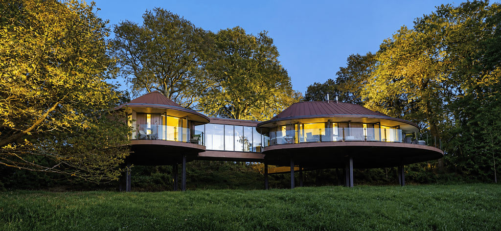 Chewton Glen Hotel & Spa, Hampshire, Inggris, penginapan mewah dengan bangunan bundar berdinding kaca yang dikelilingi pepohonan rindang.