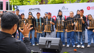 Anak-anak disabilitas memainkan alat musik angklung dalam acara Uniq Abilities – Kreativitas Tanpa Batas di ARTOTEL Grand Prima Surabaya.