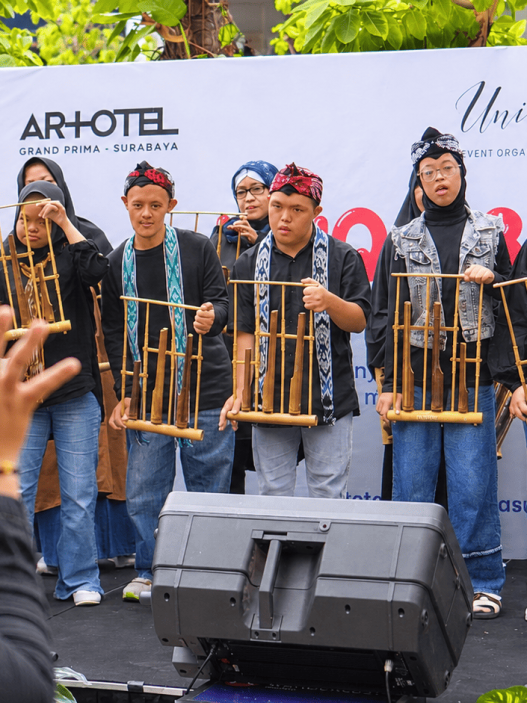 Anak-anak disabilitas memainkan alat musik angklung dalam acara Uniq Abilities – Kreativitas Tanpa Batas di ARTOTEL Grand Prima Surabaya.