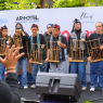 Anak-anak disabilitas memainkan alat musik angklung dalam acara Uniq Abilities – Kreativitas Tanpa Batas di ARTOTEL Grand Prima Surabaya.