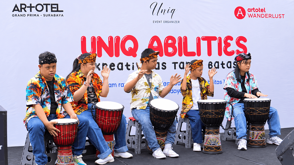 Anak-anak disabilitas memainkan alat musik jimbe dalam acara Uniq Abilities – Kreativitas Tanpa Batas di ARTOTEL Grand Prima Surabaya
