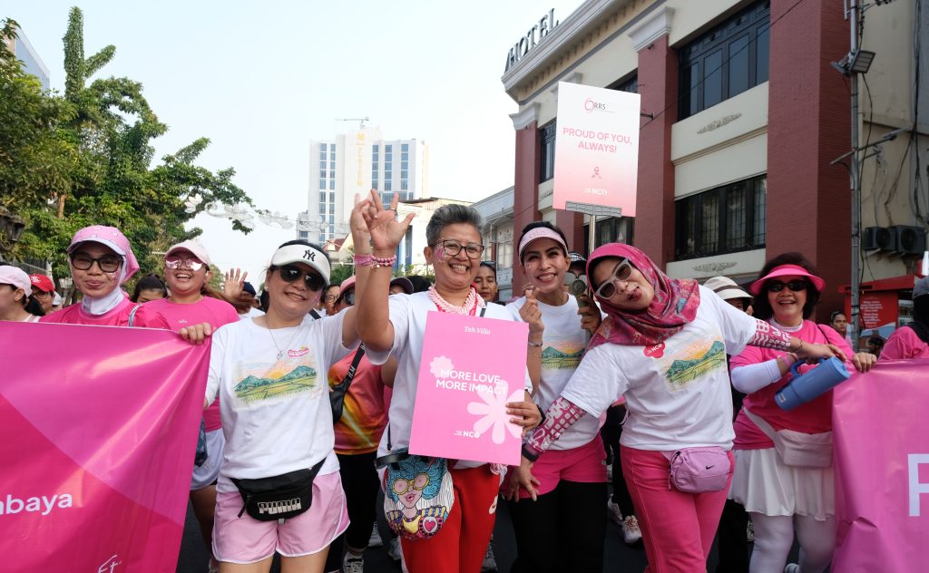 Pink Morning Club mengajak masyarakat menyebarkan kepedulian kanker payudara melalui kegiatan jalan santai di Surabaya