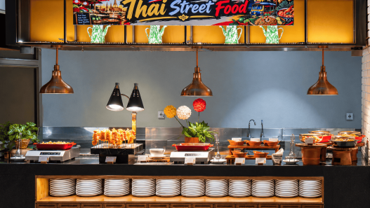 Area buffet hidangan Thailand dalam program Bangkok Street Tokyo Treats di Makan Kitchen Surabaya