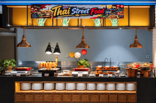 Area buffet hidangan Thailand dalam program Bangkok Street Tokyo Treats di Makan Kitchen Surabaya
