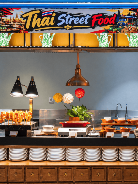 Area buffet hidangan Thailand dalam program Bangkok Street Tokyo Treats di Makan Kitchen Surabaya