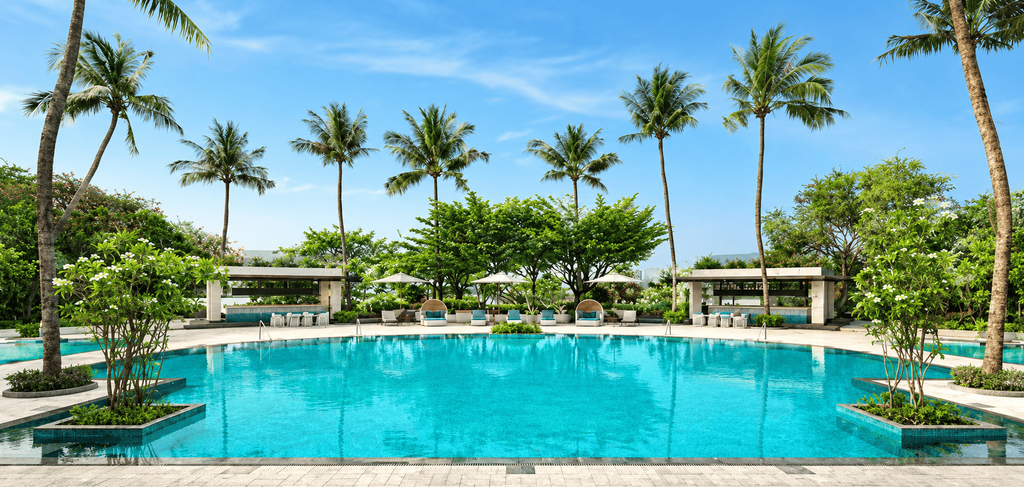 Kolam renang outdoor Sheraton Jakarta Soekarno-Hatta Airport dengan suasana tropis dan deretan pohon palem.