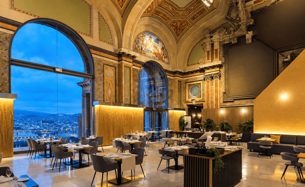 Restoran Absis di Museu Nacional d’Art de Catalunya dengan interior elegan dan pemandangan kota yang menawan.