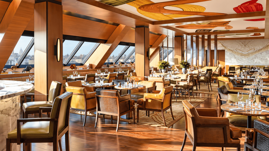 Interior restoran mewah Hôtel Madame Rêve Paris dengan desain modern elegan dan pemandangan kota.