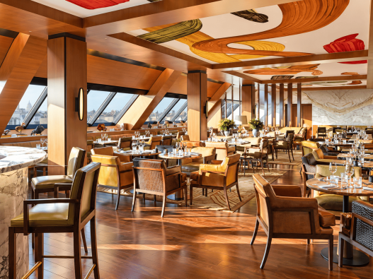 Interior restoran mewah Hôtel Madame Rêve Paris dengan desain modern elegan dan pemandangan kota.