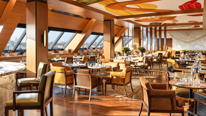 Interior restoran mewah Hôtel Madame Rêve Paris dengan desain modern elegan dan pemandangan kota.