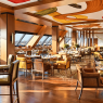 Interior restoran mewah Hôtel Madame Rêve Paris dengan desain modern elegan dan pemandangan kota.