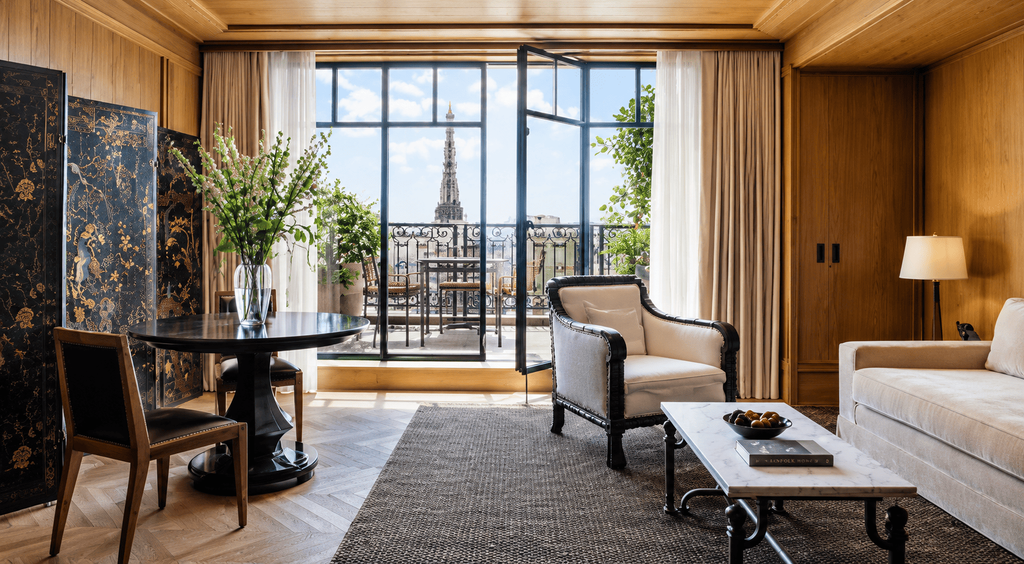 Interior elegan Hôtel Balzac Paris dengan gaya klasik modern.