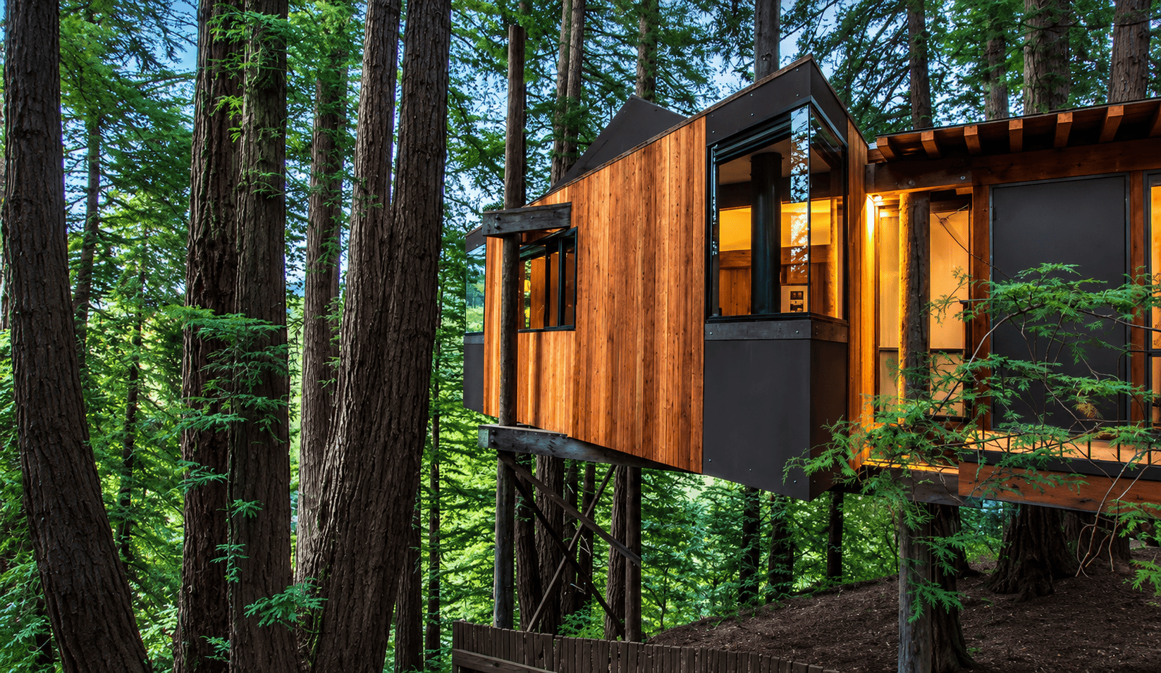 Post Ranch Inn, Big Sur, California, dengan arsitektur modern yang dikelilingi pepohonan dan panorama alam yang menenangkan.