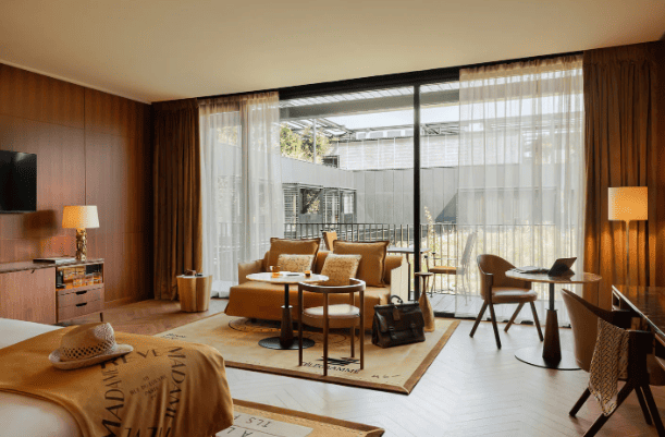 Interior mewah Hôtel Madame Rêve Paris dengan desain elegan dan modern.