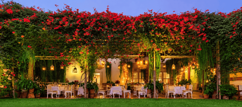 Cafe Museo Larco di Lima, Peru, dengan suasana taman yang asri dan dekorasi klasik yang elegan.