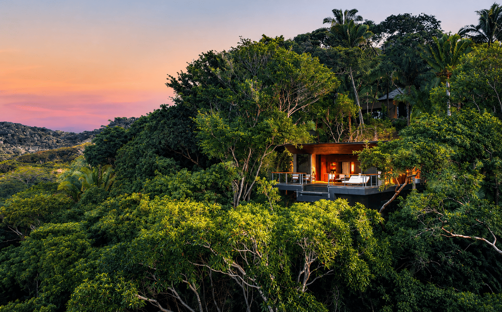 One&Only Mandarina, Riviera Nayarit, Meksiko, menampilkan vila mewah di tengah hutan tropis dengan teras terbuka dan pemandangan alam yang asri.